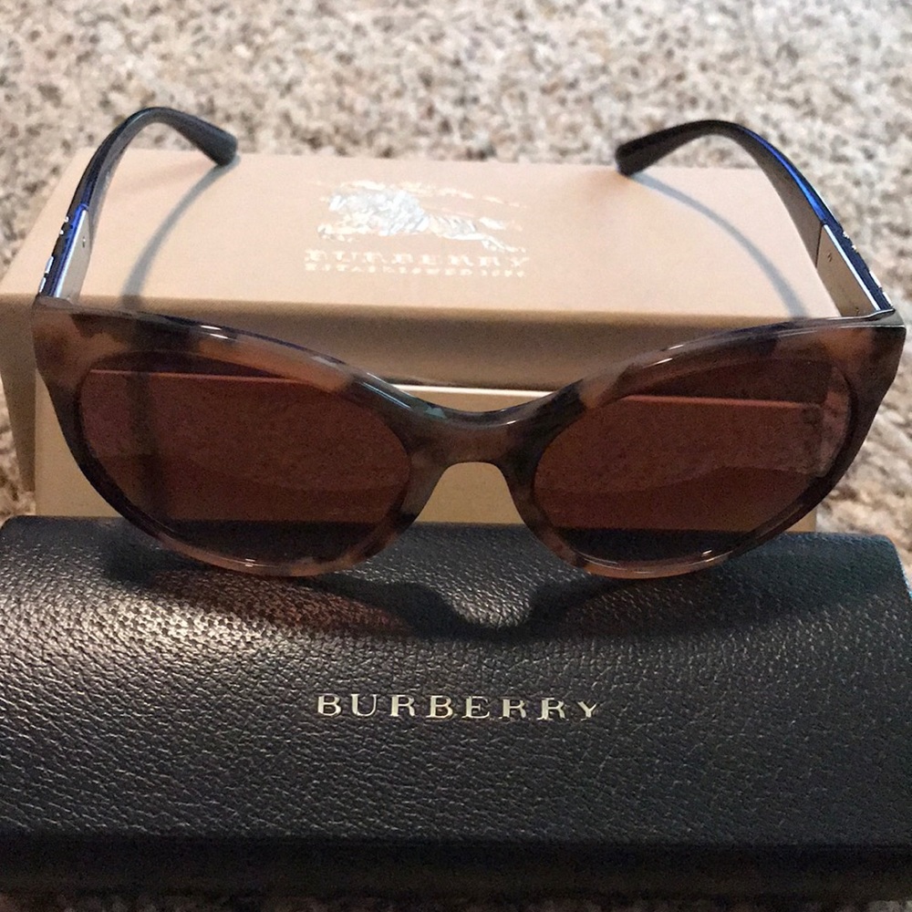 ☀️ Brand new Burberry Sunglasses 🕶 - Picture 7 of 7